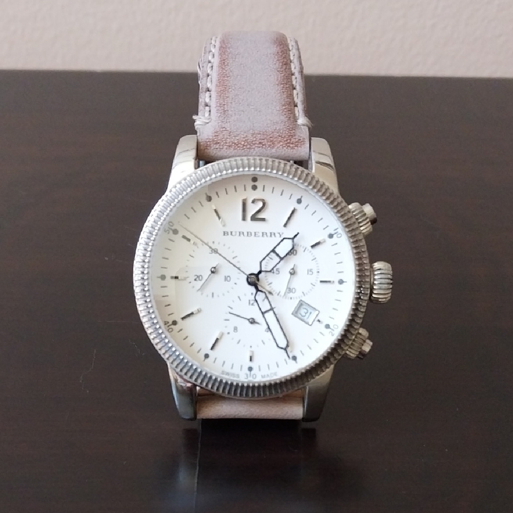 BURBERRY ANTIQUE WHITE AND LEATHER STRAP WRIST WATCH